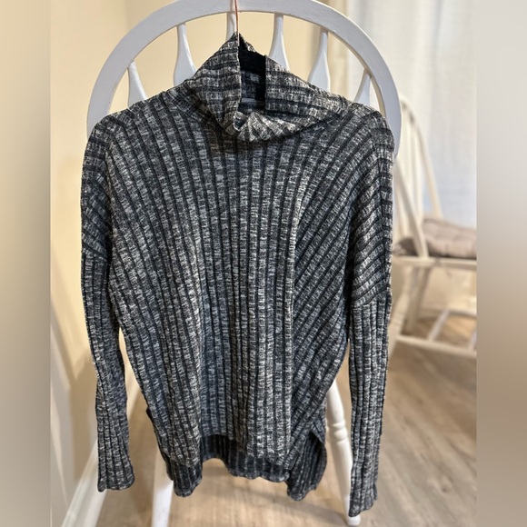 American Eagle Turtleneck Textured Sweater - Picture 3 of 4